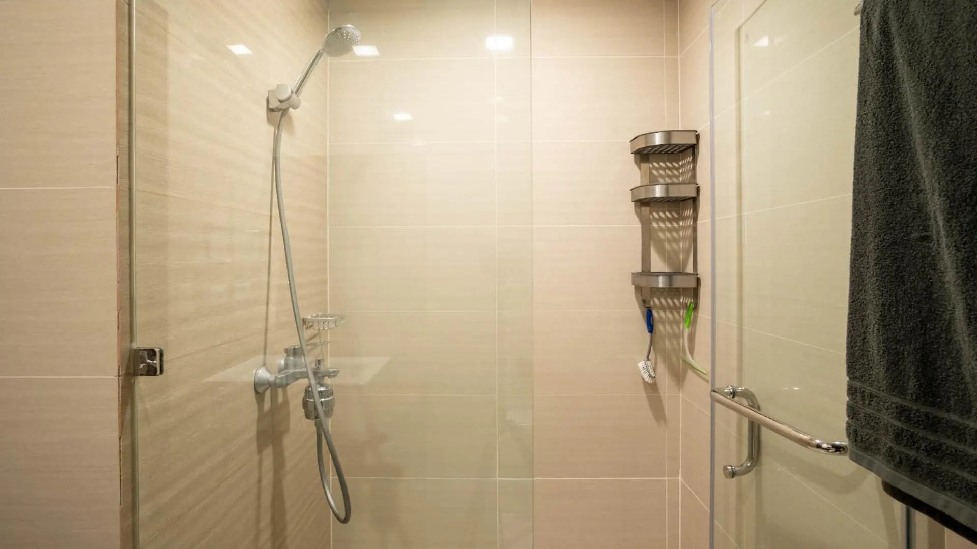 Luxury Condo At Venice Mall Near Airport, Bgc & Makati Manila