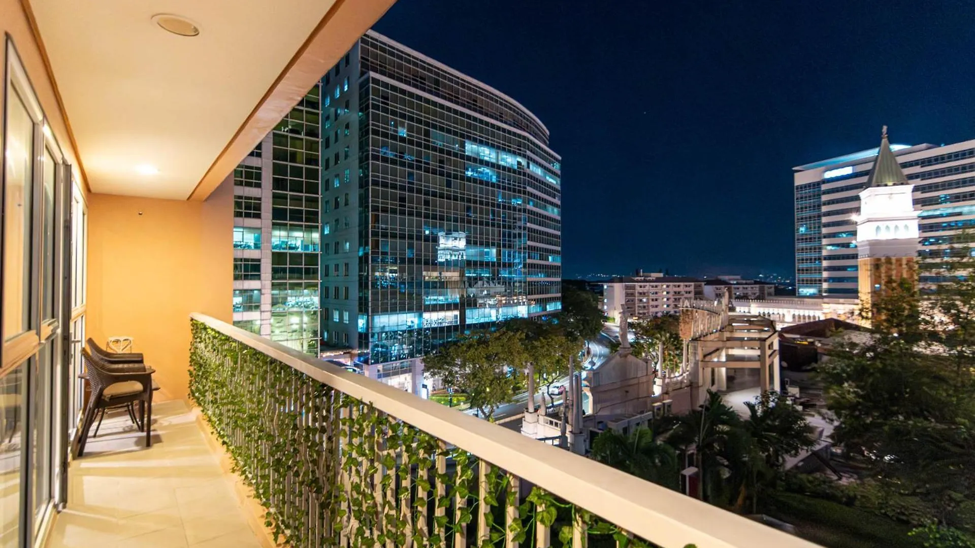 Luxury Condo At Venice Mall Near Airport, Bgc & Makati Manila Aparthotel