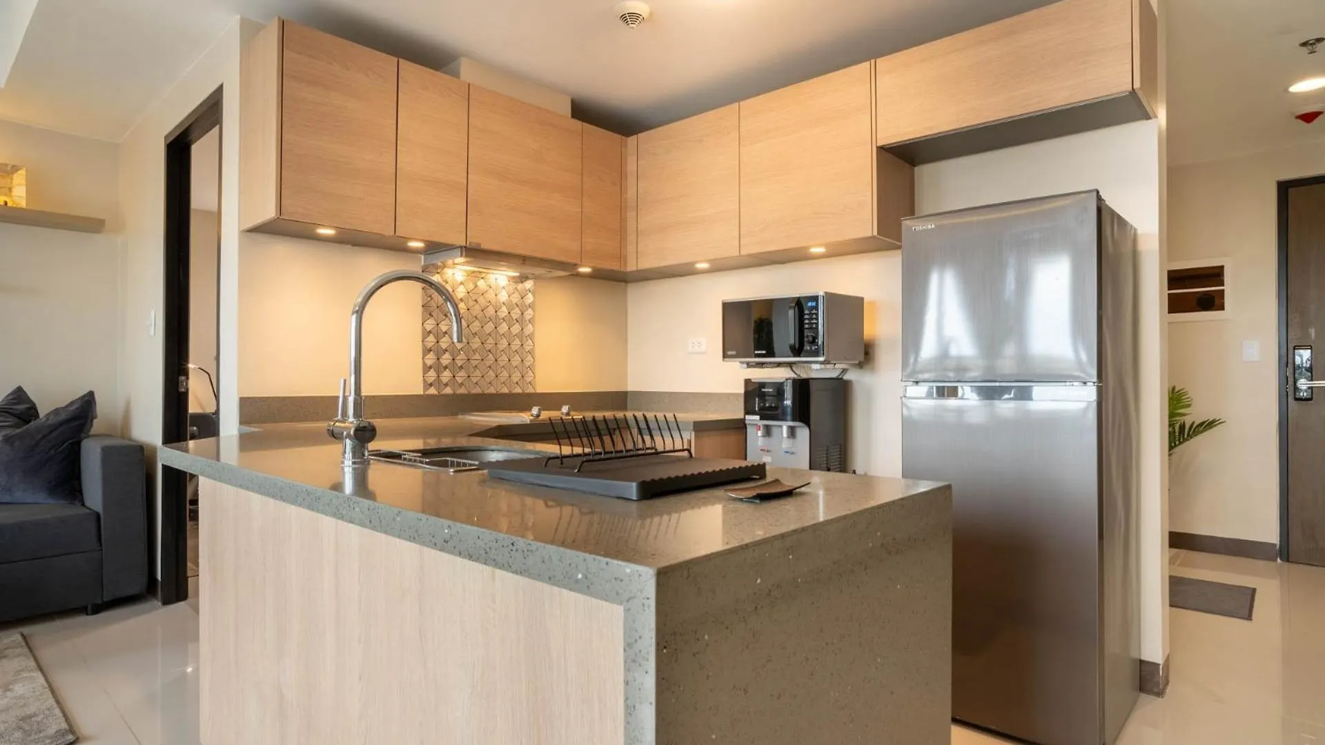 Luxury Condo At Venice Mall Near Airport, Bgc & Makati Manila