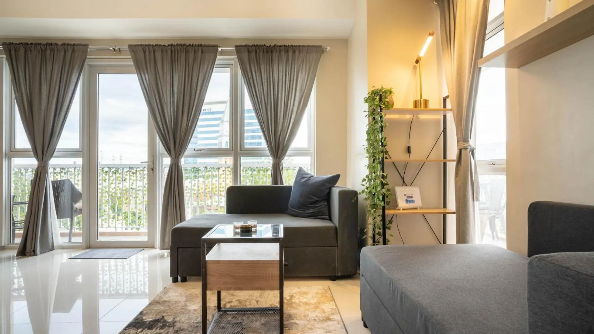 Luxury Condo At Venice Mall Near Airport, Bgc & Makati Manila Philippines