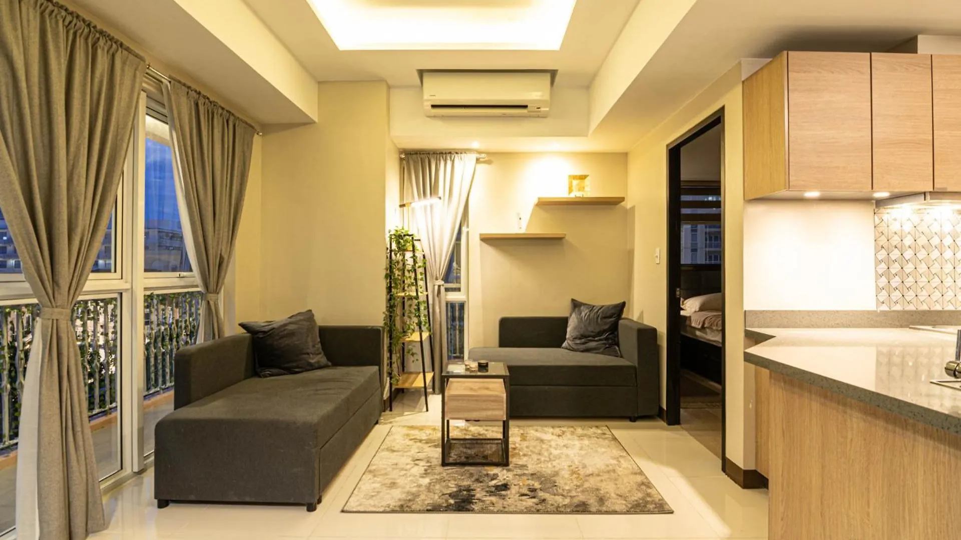 Luxury Condo At Venice Mall Near Airport, Bgc & Makati Manila