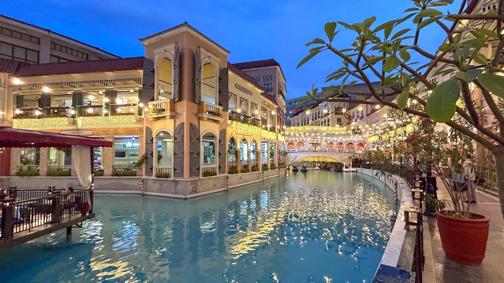 Luxury Condo At Venice Mall Near Airport, Bgc & Makati Manila Philippines