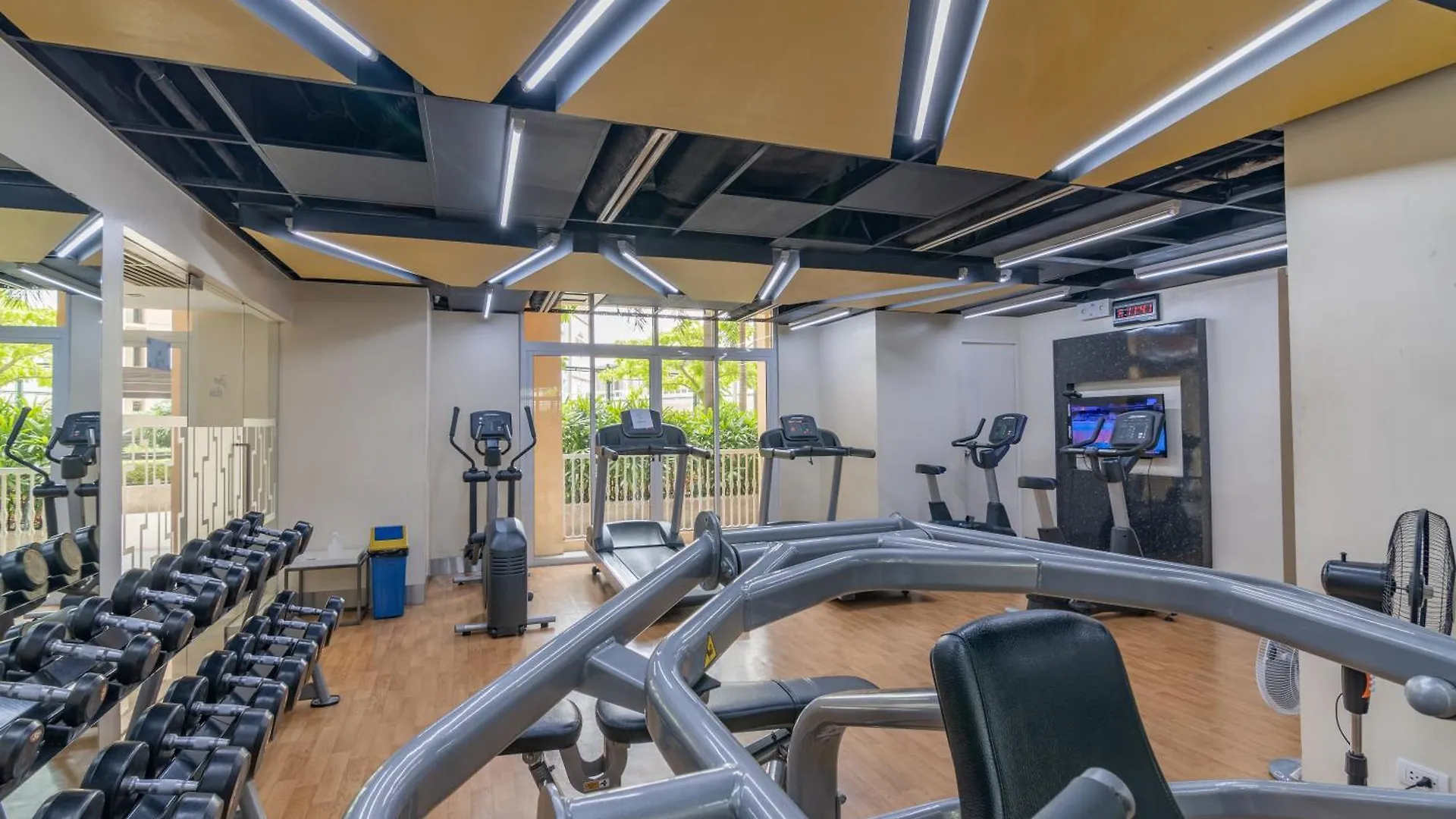 Aparthotel Luxury Condo At Venice Mall Near Airport, Bgc & Makati Manila Philippines