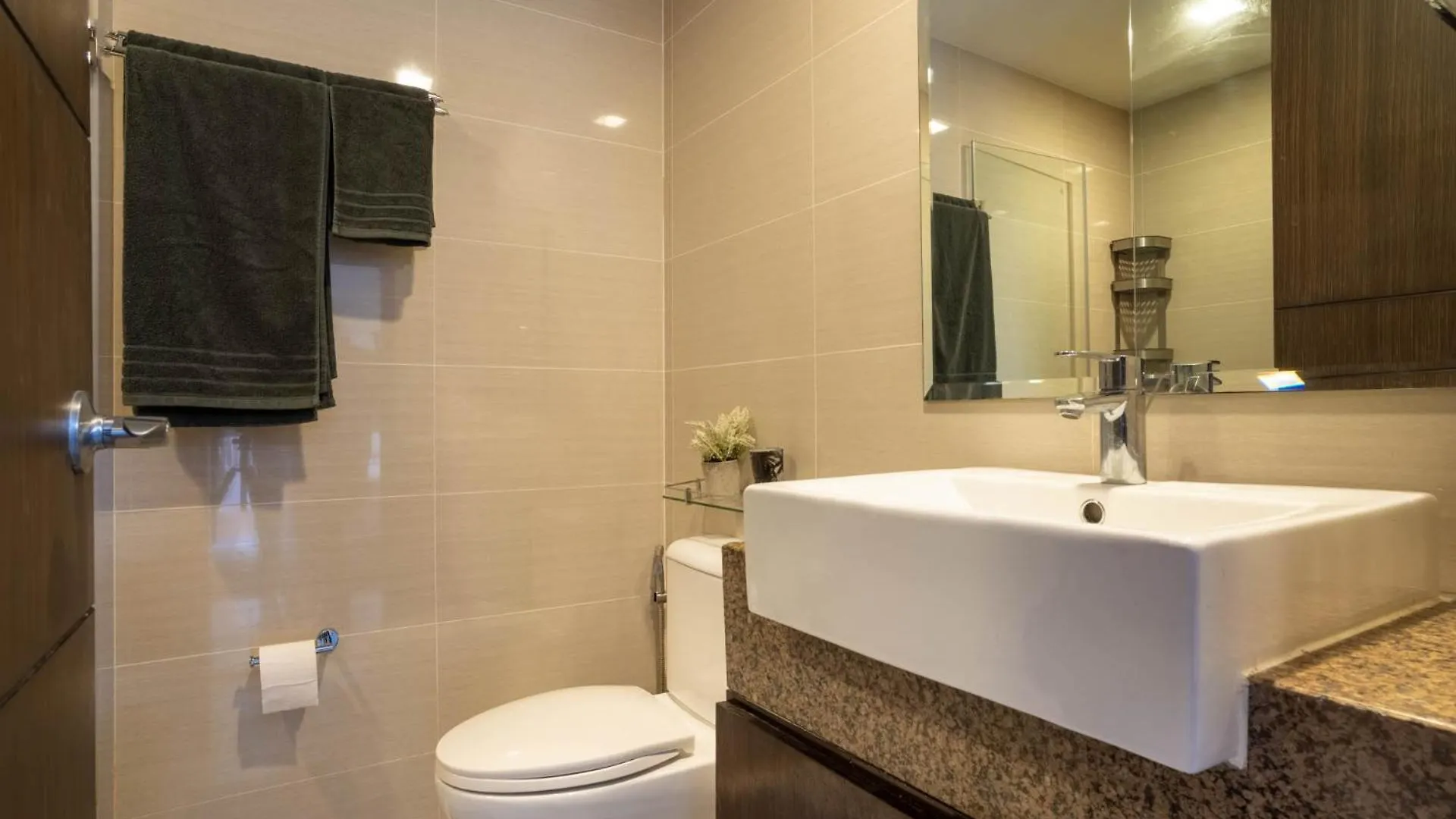 Luxury Condo At Venice Mall Near Airport, Bgc & Makati Manila Aparthotel
