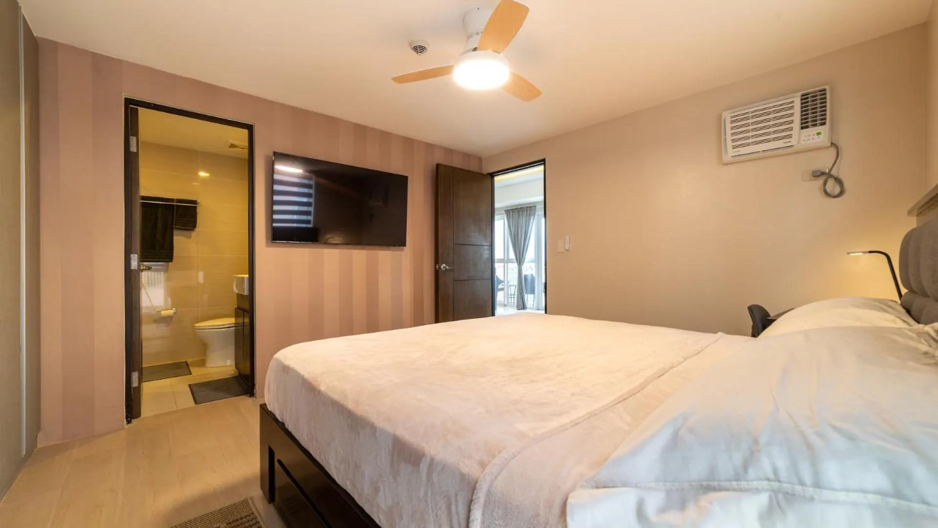 Aparthotel Luxury Condo At Venice Mall Near Airport, Bgc & Makati Manila Philippines
