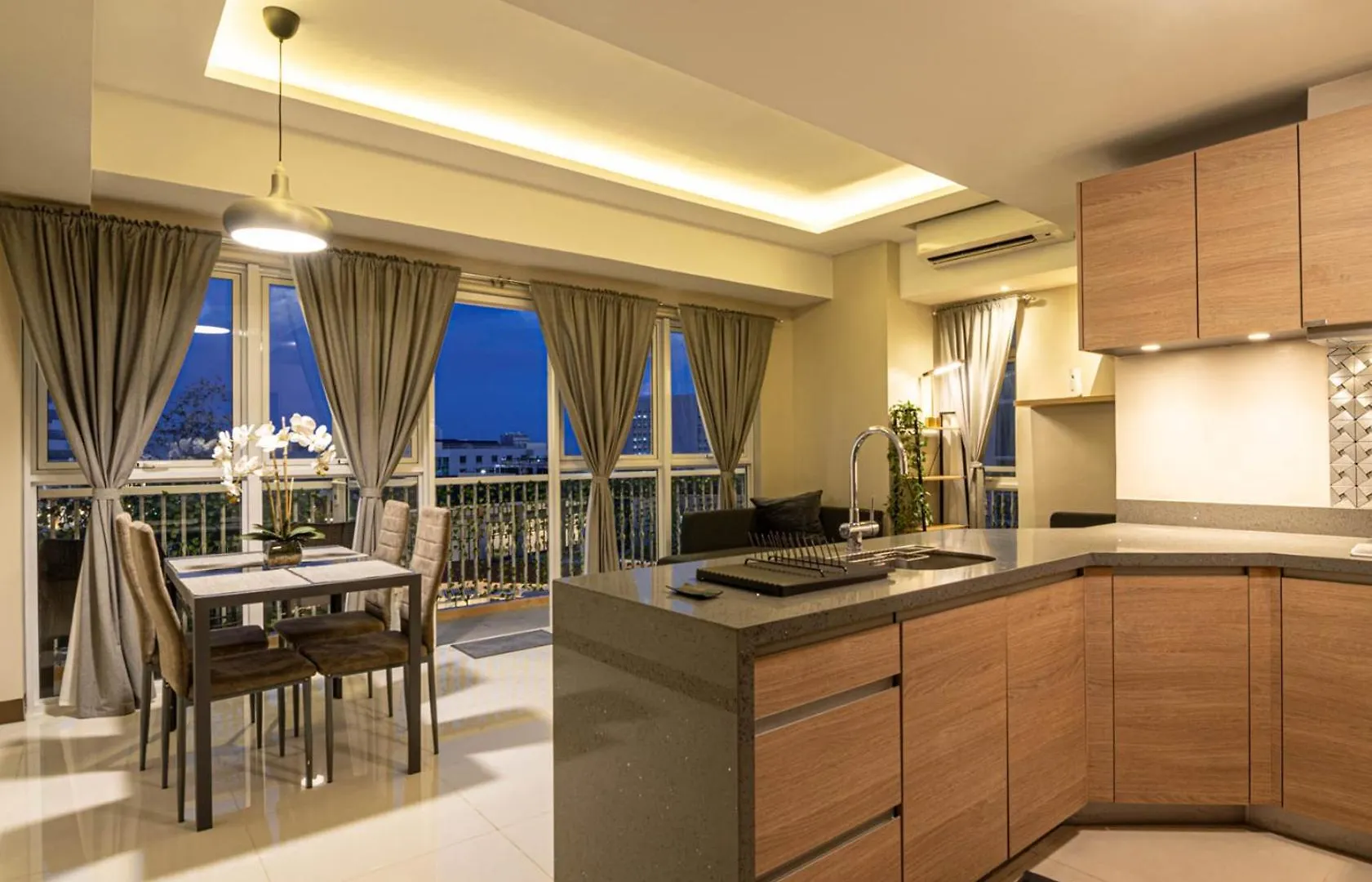 Aparthotel Luxury Condo At Venice Mall Near Airport, Bgc & Makati Manila