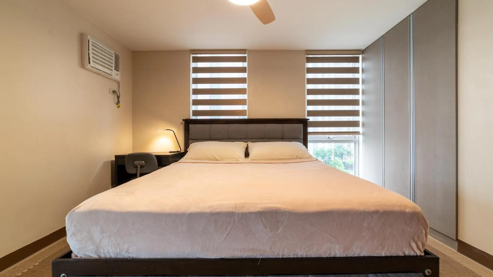 Luxury Condo At Venice Mall Near Airport, Bgc & Makati Manila