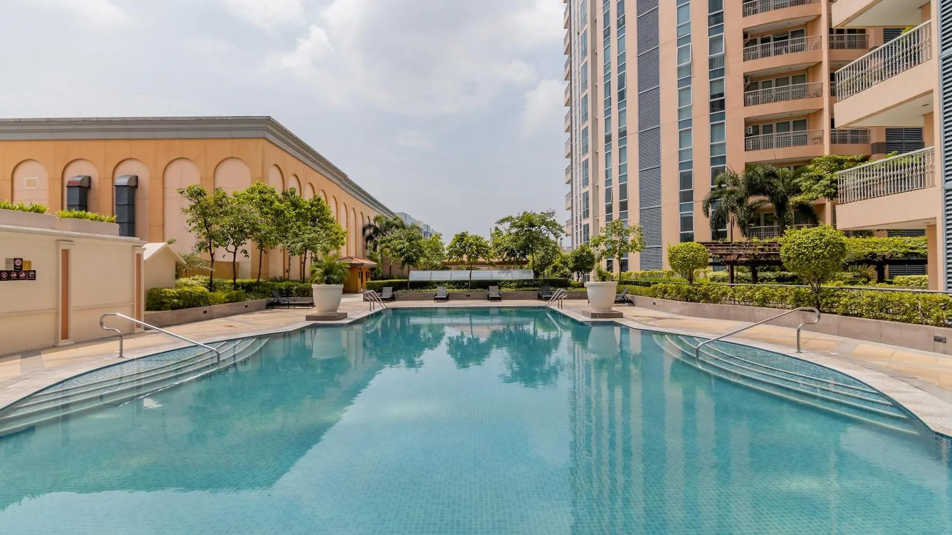 Luxury Condo At Venice Mall Near Airport, Bgc & Makati Manila